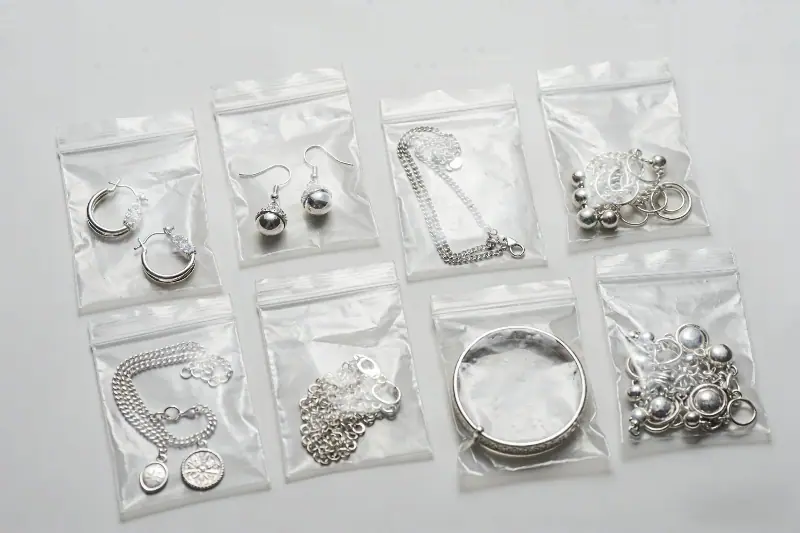 Strategic storage of 925 sterling silver jewelry using individual airtight plastic bags to prevent oxidation and tarnish.